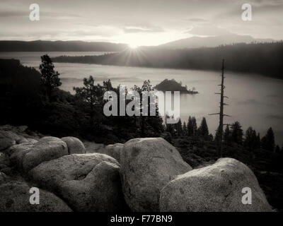 Lever du soleil et les rochers de granit à Emerald Bay, Lake Tahoe, California Banque D'Images