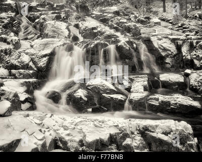 Glen Alpine Falls minutes après les chutes de neige fraîche. Lake Tahoe, California Banque D'Images