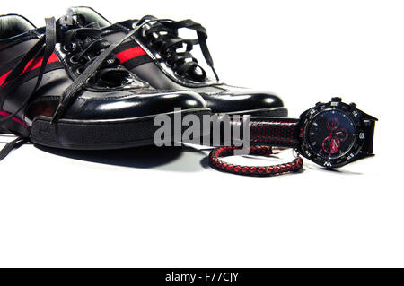 Chaussures hommes noir avec une bande rouge, regarder et bracelet isolés par fond blanc Banque D'Images