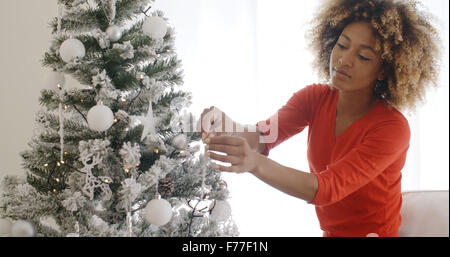 Belle femme africaine décoration de l'arbre de Noël Banque D'Images