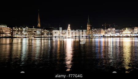 Hambourg, Allemagne. 26 Nov, 2015. Un sapin Noël sur le lac Inner Alster à Hambourg, Allemagne, 26 novembre 2015. La mairie et l'église Sankt Petri (l) peut être vu dans l'arrière-plan. PHOTO : DANIEL BOCKWOLDT/DPA/Alamy Live News Banque D'Images