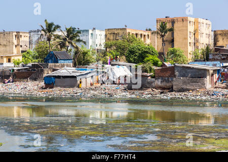 La pauvreté du tiers-monde vie : les immeubles à appartements, des cabanes, des bidonvilles de rivière sur les bords de l'estuaire de la rivière Adyar polluées, Chennai, Tamil Nadu, Inde Banque D'Images