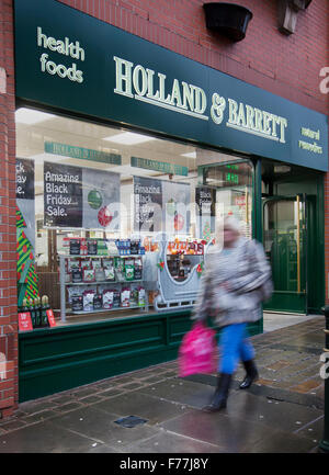 Holland & Barrett Health Foods and Natural pares for sale in Oldham, Lancashire, Royaume-Uni, 26th novembre 2015. Les soldes du Vendredi fou sont devenus le plus grand jour de magasinage de l'année, lorsque les détaillants badirent les prix sur une grande partie de leurs stocks pour démarrer la saison d'achat de cadeaux, afin de coïncider avec le chèque de paie de fin de mois. Banque D'Images