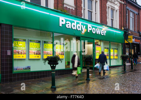 Paddy Power bookmakers, bookmaker, sport, jeu, affaires,totalizator, jeu, pari, casino, pari,jeu, pari, chance, affaires, risque,jeux, chance, divertissement, gagner, acheter,Le devant du magasin dans les rues d'Oldham, Lancashire, Royaume-Uni Banque D'Images