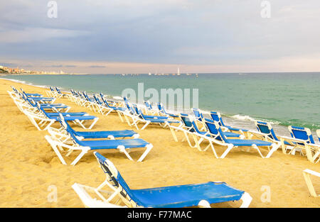 Chaises longues sur une plage de galets, face à la mer Banque D'Images