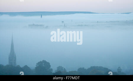 Halifax, West Yorkshire, Royaume-Uni. Vue sur un jour brumeux plus Boothtown avec Wainhouse tower à distance Banque D'Images