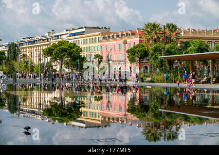 Promenade du Paillon fontaine miroir de l'eau dans le centre-ville au crépuscule Banque D'Images