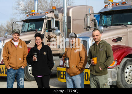 Les chauffeurs de camions étrangers posent à côté de leur 'Watt et Stewart' entreprise canadienne peterbilt trucks à Dalhart, Texas, États-Unis Banque D'Images