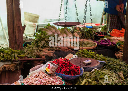 Ancienne balance sur un marché aux légumes à Pyin Oo Lwin/Maymyo, Myanmar. Utilisé comme batterie poids. Banque D'Images