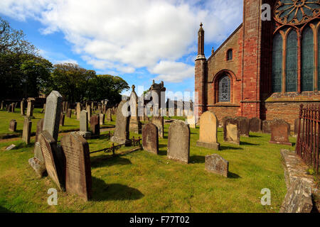 Cathédrale St Magnus avec le Palais de l'Évêché à l'arrière-plan, Kirkwall Orkney Islands Scotland UK Banque D'Images