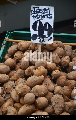 Pommes de terre Jersey Royal local en vente dans le marché central de St Helier, Jersey, Channel Islands. Banque D'Images