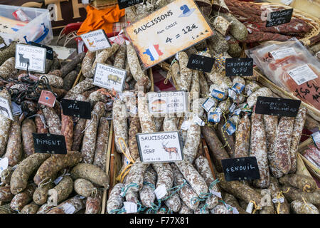 La nourriture, les saucissons et charcuterie de la rue du marché, Lourmarin , Provence, Banque D'Images