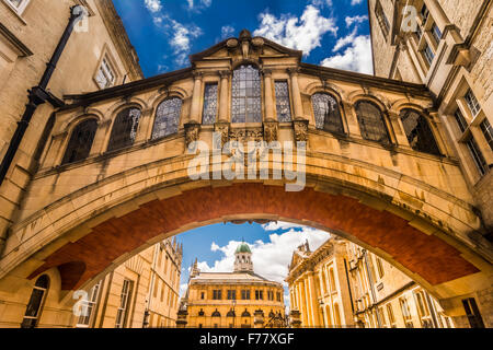 Pont de Hertford, populairement connu comme le Pont des Soupirs, est un assemblage de deux parties de Skyway Hertford College au New College Lane Banque D'Images