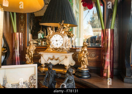 Antique Shop Window display, Preston Street, Faversham, Kent, Angleterre, Royaume-Uni Banque D'Images