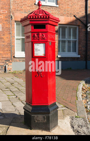 Victorien rouge pillar box, Preston Street, Faversham, Kent, Angleterre, Royaume-Uni Banque D'Images