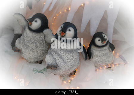 Trois pingouins de Noël joyeuse danse et forme. Banque D'Images