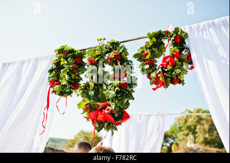 Couronne au décor dans la cérémonie du mariage Banque D'Images