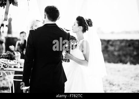 Jeunes mariés lors de la cérémonie du mariage de Banque D'Images