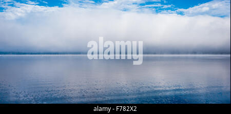 L'augmentation de brouillard au loin. Ottawa River - bleu horizontal se divisent. Environnement - l'air et l'eau se rencontrent. Banque D'Images