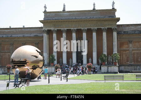 Arnaldo Pomodoro dans une sphère sphère dans la cour de la pomme de pin au Vatican Banque D'Images