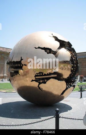 Arnaldo Pomodoro dans une sphère sphère dans la cour de la pomme de pin au Vatican Banque D'Images