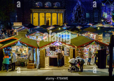 Salisbury, Royaume-Uni. 26 novembre 2015. Soirée d'ouverture du marché de Noël de Salisbury Crédit : Paul Chambers/Alamy Live News Banque D'Images