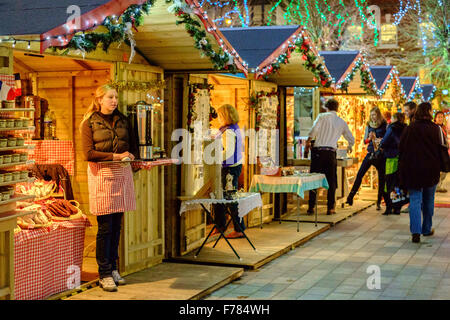 Salisbury, Royaume-Uni. 26 novembre 2015. Soirée d'ouverture du marché de Noël de Salisbury Crédit : Paul Chambers/Alamy Live News Banque D'Images