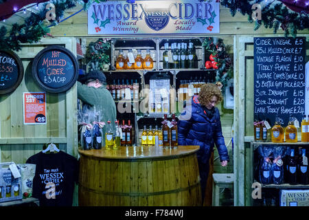 Salisbury, Royaume-Uni. 26 novembre 2015. Soirée d'ouverture du marché de Noël de Salisbury Crédit : Paul Chambers/Alamy Live News Banque D'Images