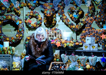 Salisbury, Royaume-Uni. 26 novembre 2015. Soirée d'ouverture du marché de Noël de Salisbury Crédit : Paul Chambers/Alamy Live News Banque D'Images