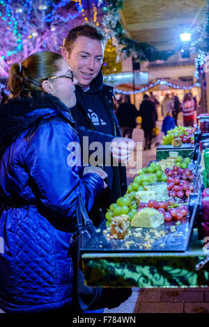 Salisbury, Royaume-Uni. 26 novembre 2015. Soirée d'ouverture du marché de Noël de Salisbury Crédit : Paul Chambers/Alamy Live News Banque D'Images