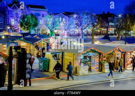 Salisbury, Royaume-Uni. 26 novembre 2015. Soirée d'ouverture du marché de Noël de Salisbury Crédit : Paul Chambers/Alamy Live News Banque D'Images