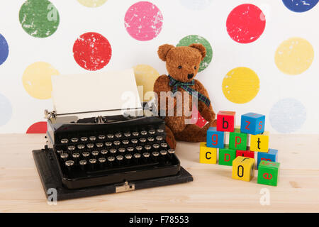 Ours vintage et old black machine à écrire avec le papier blanc Banque D'Images