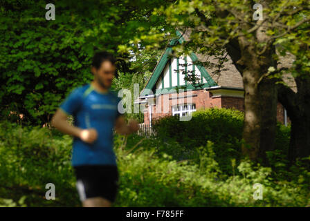 Jogger à Jesmond Dene, Tyne et Wear Banque D'Images