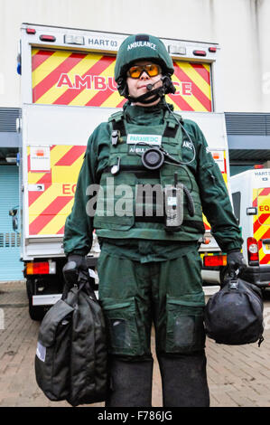 L'Irlande du Nord. 26 novembre, 2015. Un ambulancier dans le cadre de l'ambulance national du Royaume-Uni Resiliance (SSEAN) Équipe d'intervention en zone dangereuse (HART) porte des lunettes de protection balistique, gilet, casque et pantalon, ainsi que des équipements de communications sécurisées. Crédit : Stephen Barnes/Alamy Live News Banque D'Images