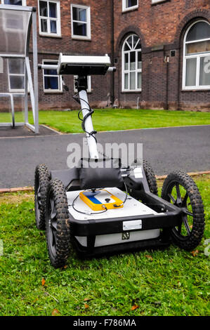 L'Irlande du Nord. 26 novembre, 2015. Un Ground Penetrating Radar monté sur roues, utilisé pour le sondage ci-dessous pour archaology ou pour rechercher des restes humains dans des lieux d'inhumation. Crédit : Stephen Barnes/Alamy Live News Banque D'Images