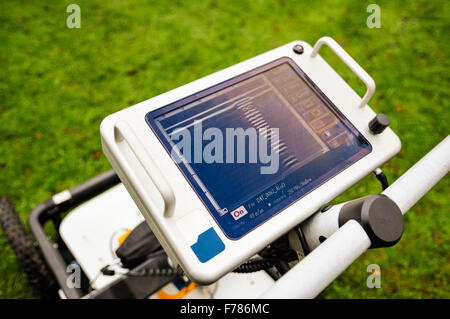 L'Irlande du Nord. 26 novembre, 2015. Un Ground Penetrating Radar monté sur roues, utilisé pour le sondage ci-dessous pour archaology ou pour rechercher des restes humains dans des lieux d'inhumation. Crédit : Stephen Barnes/Alamy Live News Banque D'Images