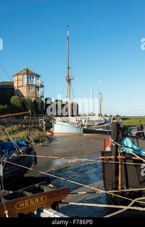 Les barges à voile amarré à Faversham Creek, Faversham, Kent, Angleterre, Royaume-Uni Banque D'Images