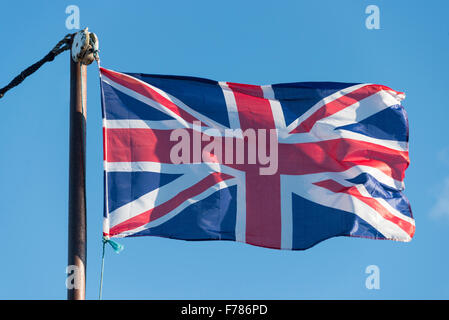 Union Jack flag flying sur mât, Faversham Creek, Faversham, Kent, Angleterre, Royaume-Uni Banque D'Images