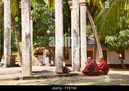 Sri Lanka - moines priant au Temple Mihintale, Ambasthale Dagoba, l'UNESCO Banque D'Images