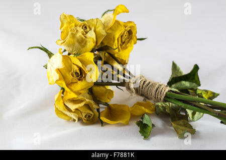 Paquet de roses jaunes secs attachés avec de la ficelle de jute Banque D'Images