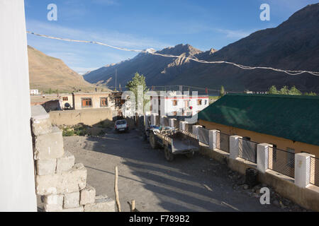 Kaza, vallée de Spiti, Himachal Pradesh - tracteur stationné Banque D'Images