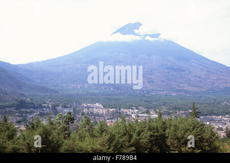 Volcan Agua domine Antigua, Guatemala. Banque D'Images