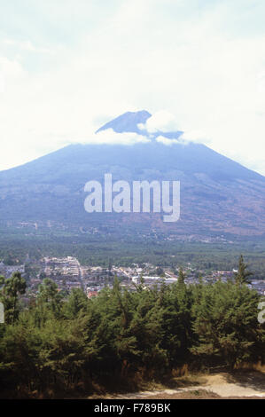 Volcan Agua domine Antigua, Guatemala. Banque D'Images