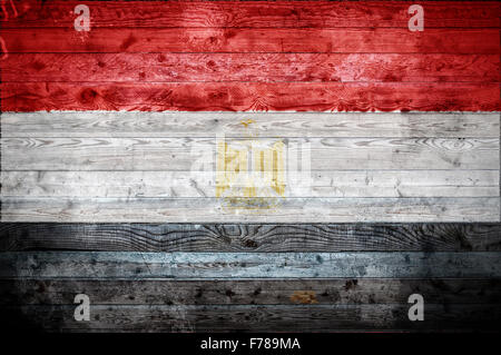 Une vignetted image de fond du drapeau de l'Égypte peint sur des planches de bois d'un mur ou le plancher. Banque D'Images