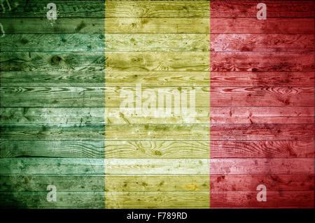 Une vignetted image de fond du drapeau du Mali peints sur des planches de bois d'un mur ou le plancher. Banque D'Images