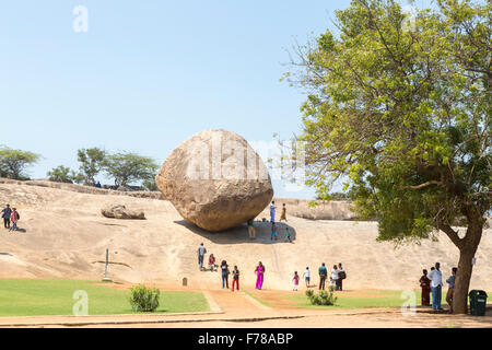 Mahabalipuram (Mamallapuram) : Krishna's Butter Ball, un énorme rocher en équilibre sur colline, Kancheepuram district près de Chennai, Tamil Nadu, Inde du sud Banque D'Images