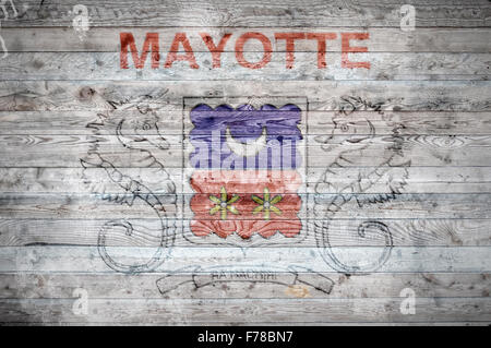 Une vignetted image de fond du drapeau de Mayotte peints sur des planches de bois d'un mur ou le plancher. Banque D'Images