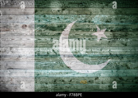 Une vignetted image de fond du drapeau du Pakistan sur les planches de bois d'un mur ou le plancher. Banque D'Images