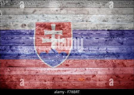 Une vignetted image de fond du drapeau de la Slovaquie sur les planches de bois d'un mur ou le plancher. Banque D'Images