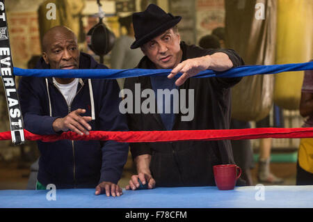 La croyance est un drame sportif américain 2015 film écrit et réalisé par Ryan Coogler, co-écrit par Aaron Covington et produit par Robert Chartoff, Irwin Winkler et Sylvester Stallone. Le film stars Michael B. Jordan comme Adonis Johnson - Apollo Creed - et le fils de Stallone reprenant le rôle de Rocky Balboa. Cette photo est pour un usage éditorial uniquement et est l'auteur de la société film et/ou le photographe attribué par le film ou la société de production et ne peut être reproduite que par des publications dans le cadre de la promotion du film ci-dessus. Un crédit obligatoire de l'entreprise exigences est film Banque D'Images